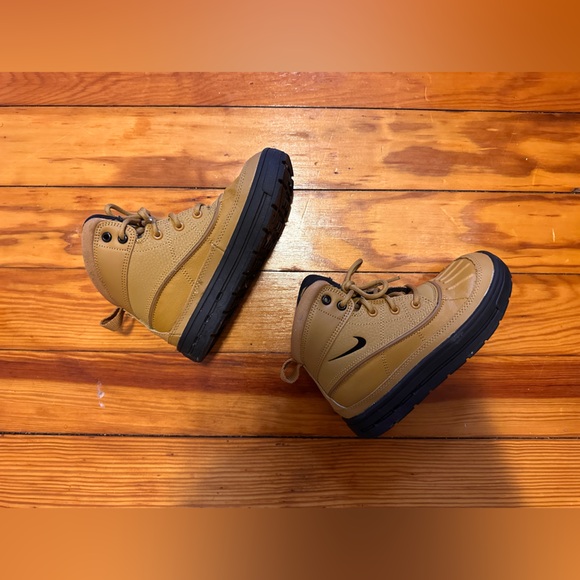 Nike Kids Tan and Black Boots - Picture 2 of 8